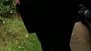 கொம்பு காதலன் தைரியமான கருப்பு ஹேர்டு காதலியின் புண்டையை ஒரு போஸில் நக்குகிறான் 69