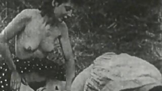 மெலிதான கருப்பு ஹேர்டு பெண் படுக்கையில் தனது வக்கிரமான நண்பர்களுடன் ஒரு அற்புதமான மூன்றுபேரைக் கொண்டிருந்தார்