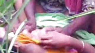 வலுவான கருப்பு ஷ்லாங் கொம்பு கசாண்ட்ரா கலோஜெராவின் குய்மை மெருகூட்டுகிறது