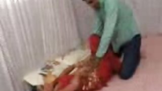 அதிர்ச்சியூட்டும் அழகி ஹார்லோட் தனது கால்களை விரித்து தீவிரத்துடன் சுயஇன்பம் செய்கிறாள்